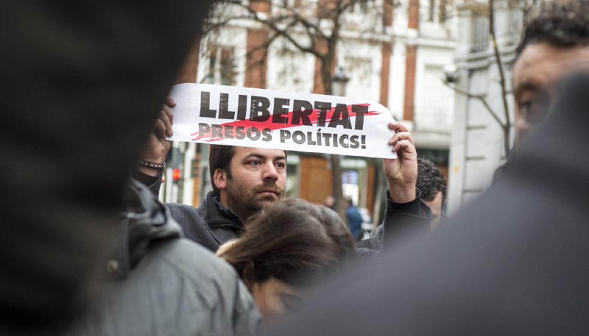 manifestante cartel Junqueras